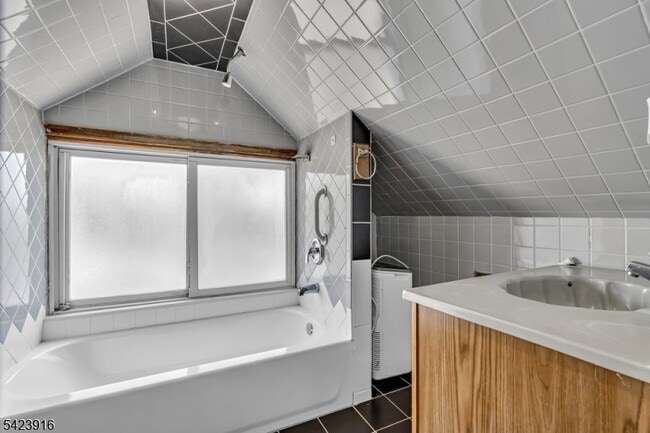 Building Photo - 633 McGillvray Pl