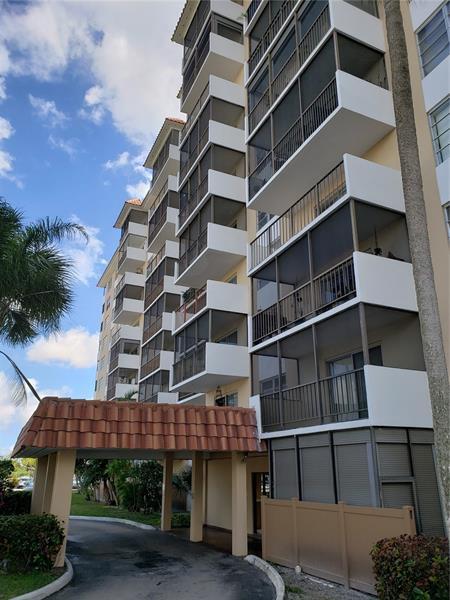 Building Photo - 4174 Inverrary Dr