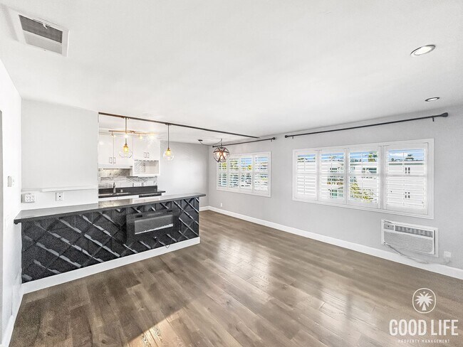Building Photo - Stunning 1BD/1BA W/ Updated Kitchen and Re...