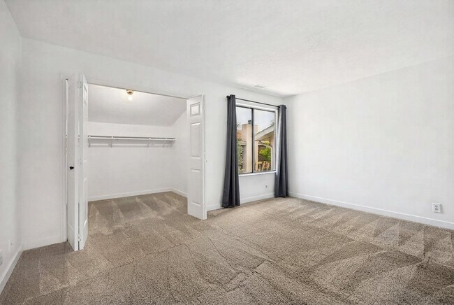 Building Photo - 8736 Oak Park Cir