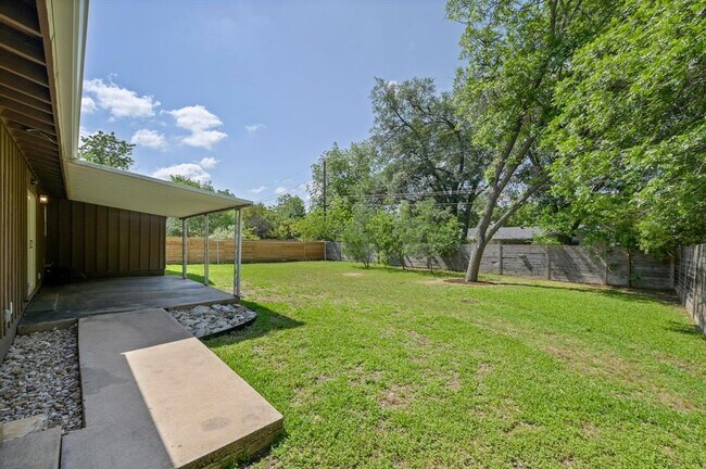Building Photo - 1607 Glencrest Dr