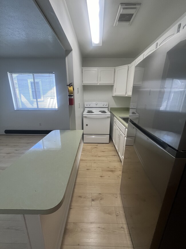 Interior Photo - 530 N Lincoln