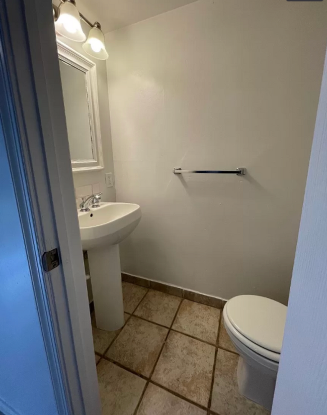 Building Photo - 2bed/1.5 bath with renovated kitchen! AC!!...