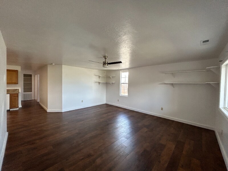 Building Photo - 824 W Custer St