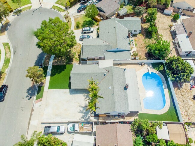 Building Photo - Completely Remodeld W/ Swimming Pool!