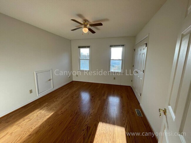 Building Photo - Beautiful 3b2b, ready to move in!