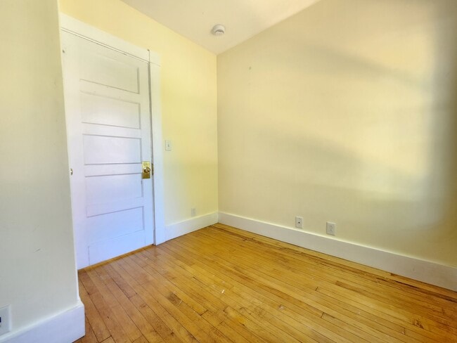 Building Photo - 387 College Ave