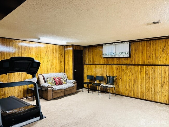 Building Photo - 811 Maple Hill Dr