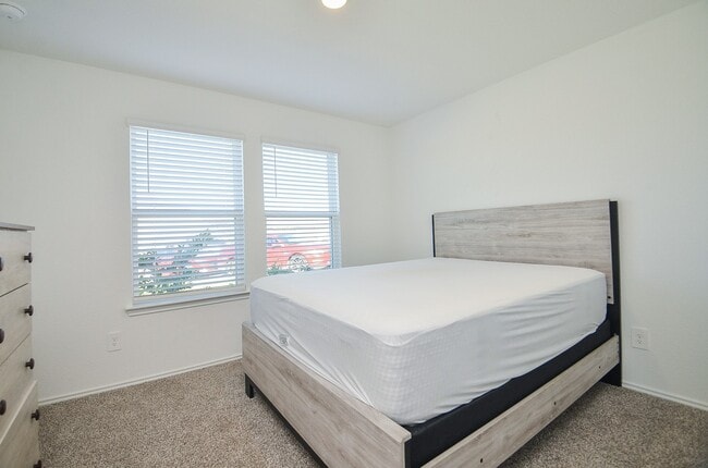 Building Photo - 11921 Summer Oak Trl