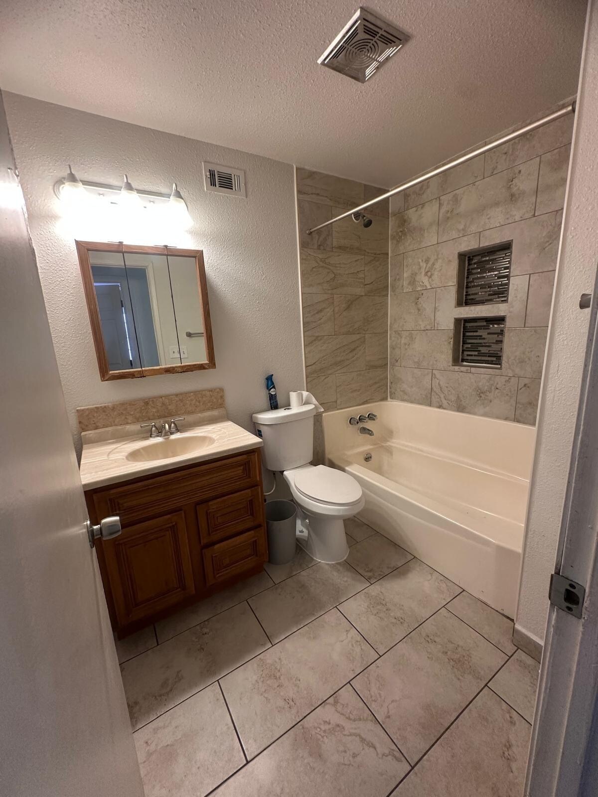 Building Photo - 1817 W La Sierra Dr