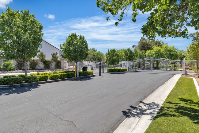 Building Photo - 1568 Lamplight Village Ln