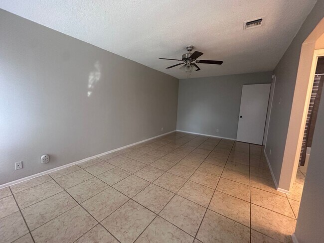 Building Photo - CUTE 3/2 NESTLED ON A CORNER LOT IN CONVER...
