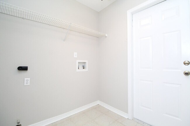 Building Photo - Northeast Pensacola 3/2 with Garage, Sunro...