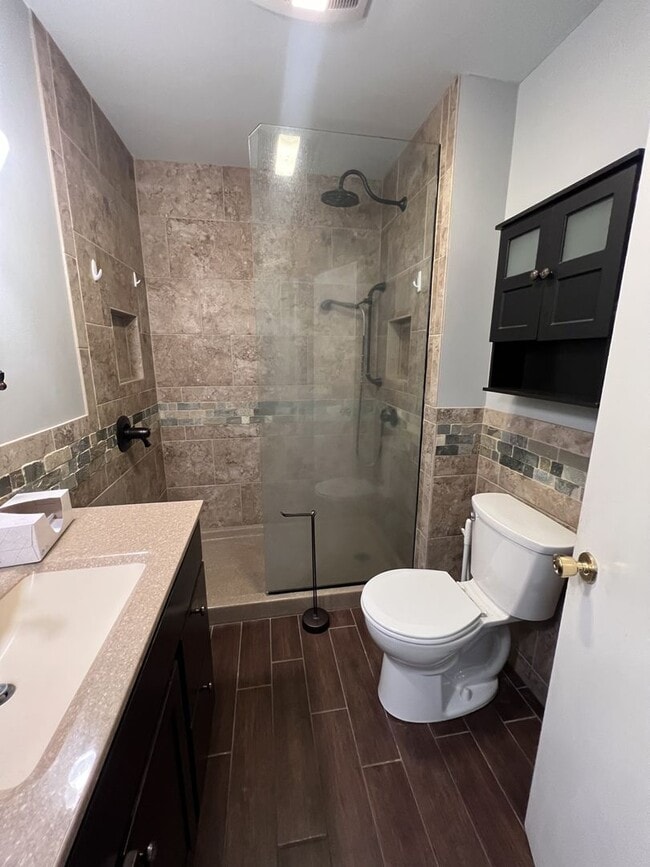 Building Photo - Spacious 4 Bedroom, 2 Bathroom Home