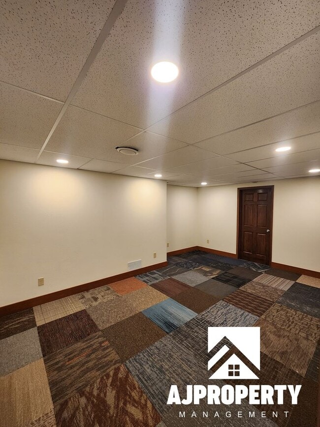 Building Photo - 6521 W Amber St