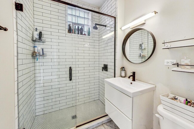 Building Photo - 2541 N California Ave