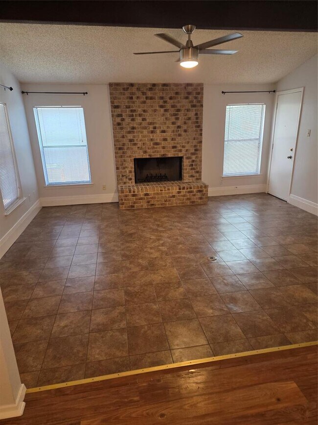 Building Photo - 8111 Baywood Dr