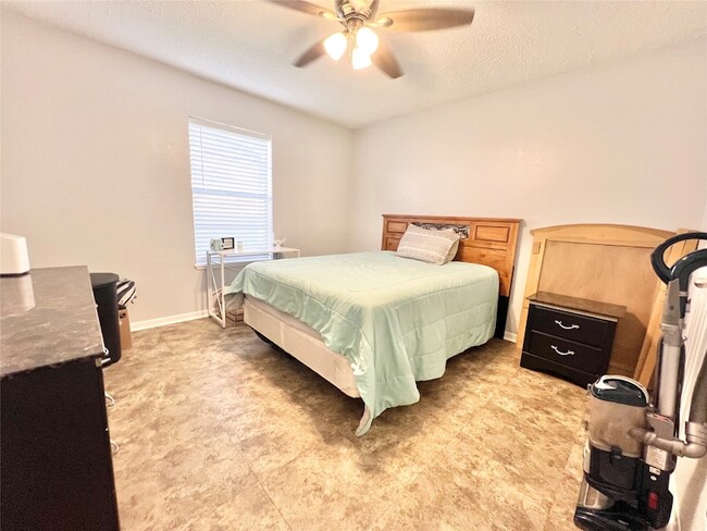 Building Photo - 4023 Avenue Q 1/2