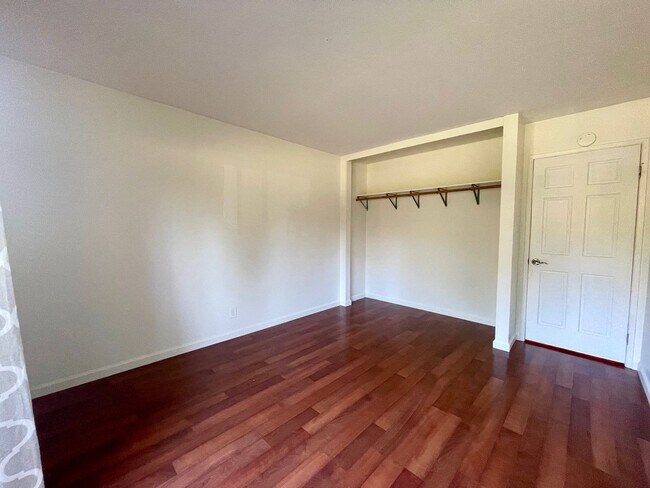 Building Photo - 3 bedroom 2 1/2 bath Townhome with Office ...