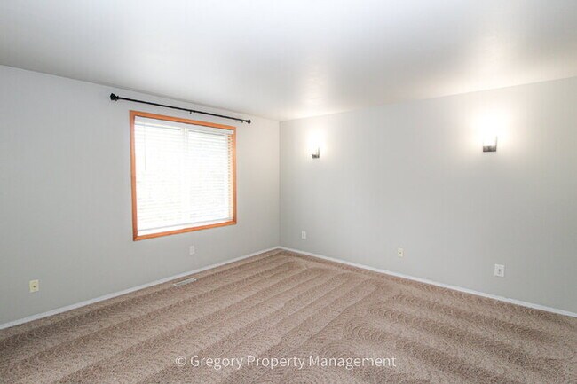 Building Photo - Well Maintained 1st Time Rental 4bed 3bath 2 Car 2076sf New Paint. Huge Fenced Backyard A/C