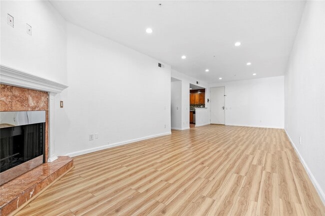 Building Photo - 16940 Chatsworth St