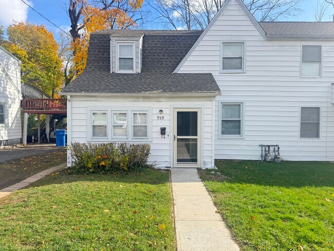 Primary Photo - 959 Winchester Ave