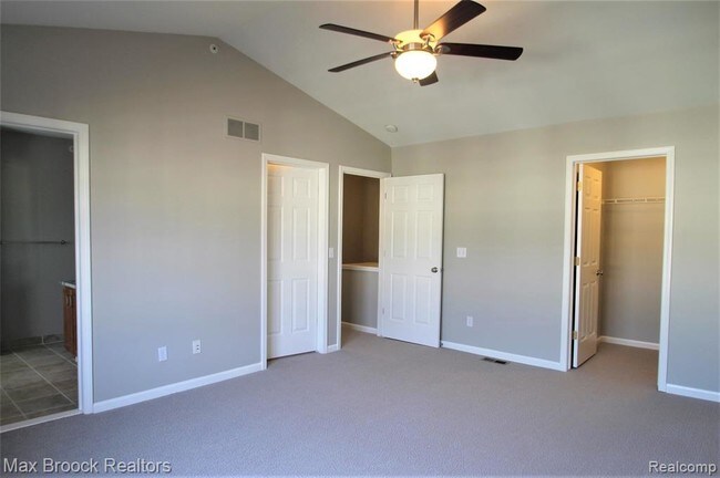 Building Photo - 3243 Camden Dr
