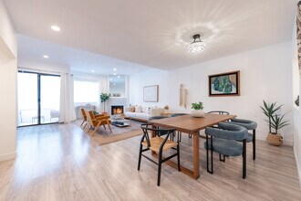 Building Photo - 839 Larrabee St