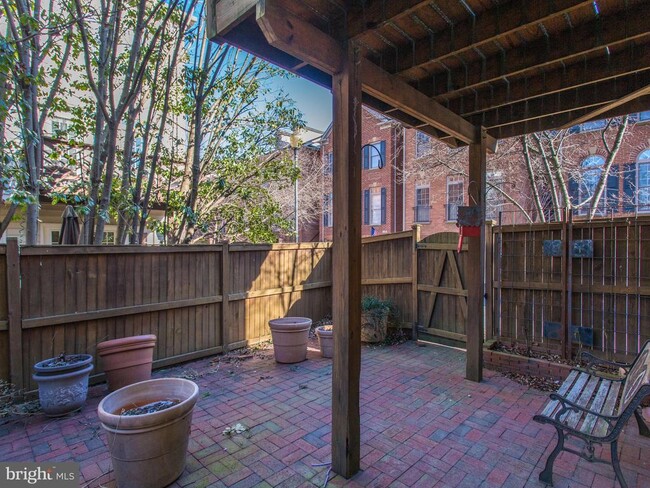 Building Photo - 701 Fitzhugh Way