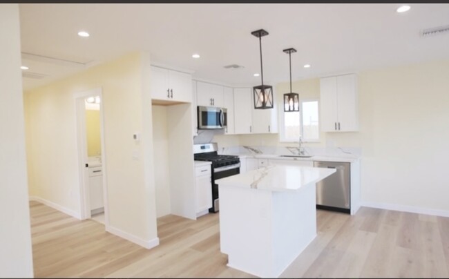Building Photo - 1433 W 253rd St
