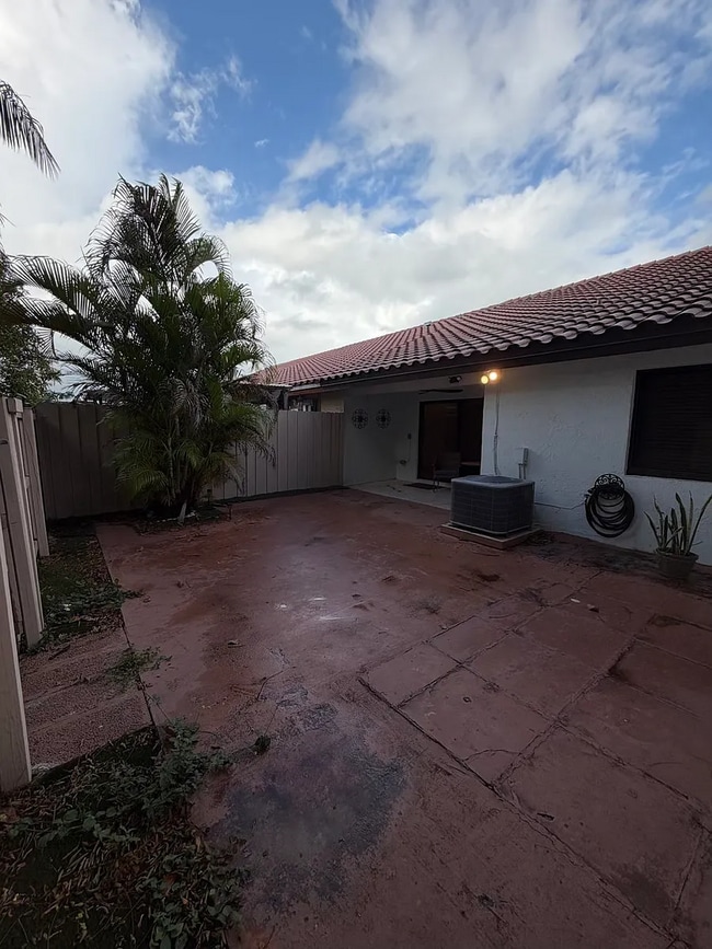 Building Photo - 4670 SW 143rd Ave