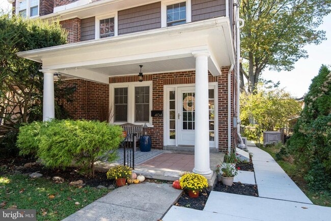 Building Photo - 404 S Jackson St