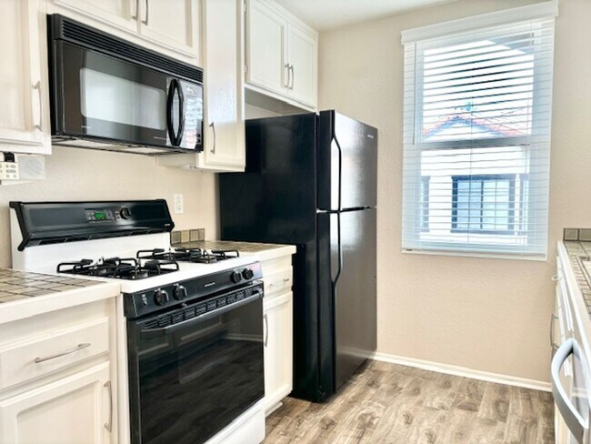 Building Photo - 2226 Martinique Ln