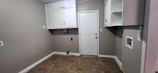 Building Photo - Adorable 3 Bedroom Home $1050!!!