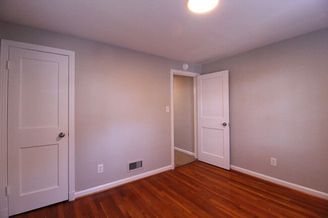 Building Photo - October FREE On This 2 Bedroom 1 Bath Dupl...