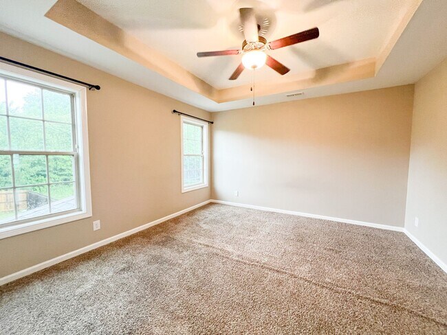 Building Photo - 4 Bedroom 3 Bathroom Home