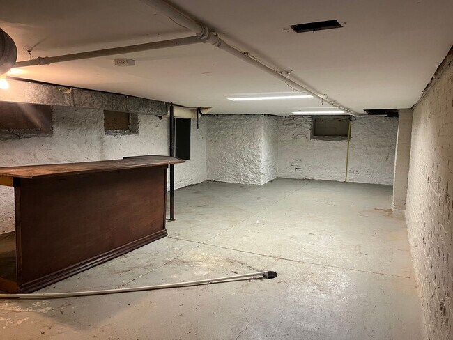 Building Photo - 2219 Scott St