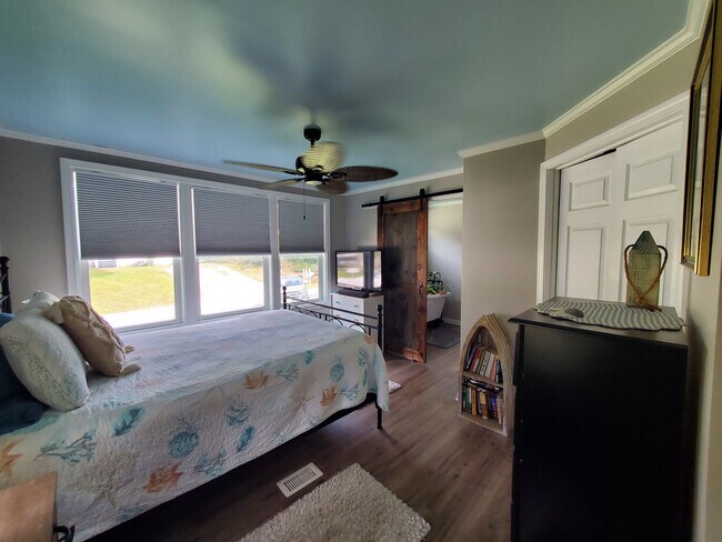 Building Photo - 305 Fairview Dr