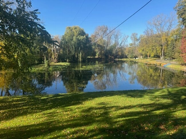 Building Photo - Amazing Home Next to Interlachen Golf Course with 4 bedrooms on Main Level, and Pond!