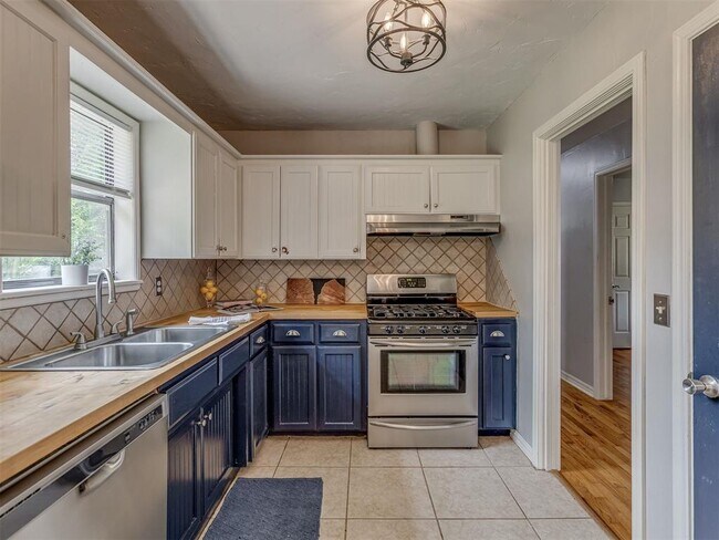 Building Photo - 300 Fretz Ave