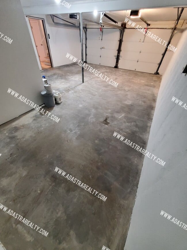 Building Photo - Absolutley Beautiful 4 Bedroom 2.5 Bath Overland Park Home-Available NOW!!