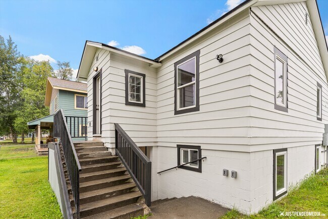 1118 E 10th front entrances - 1118 E 10th Ave