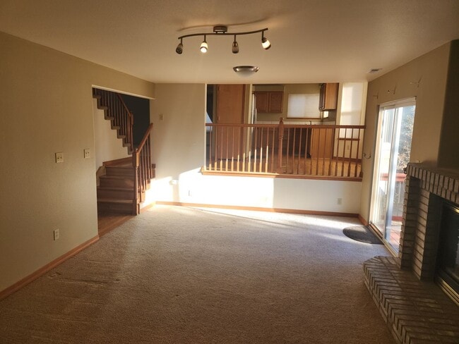 Building Photo - N/E home with 4 bed, 4 baths, 2 car garage!