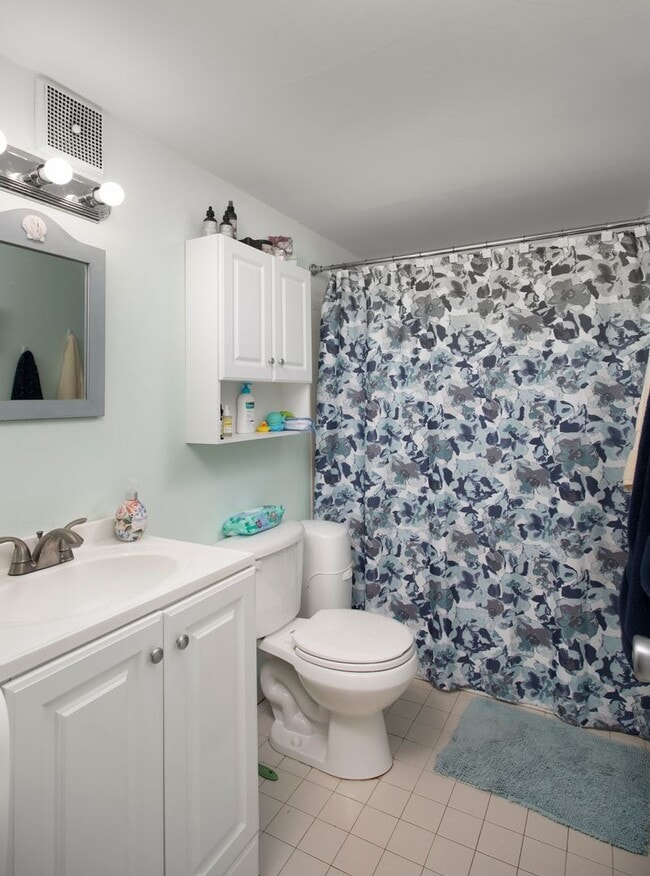 Building Photo - 3 Bedroom 2 Bathroom unfurnished  "C" Buil...