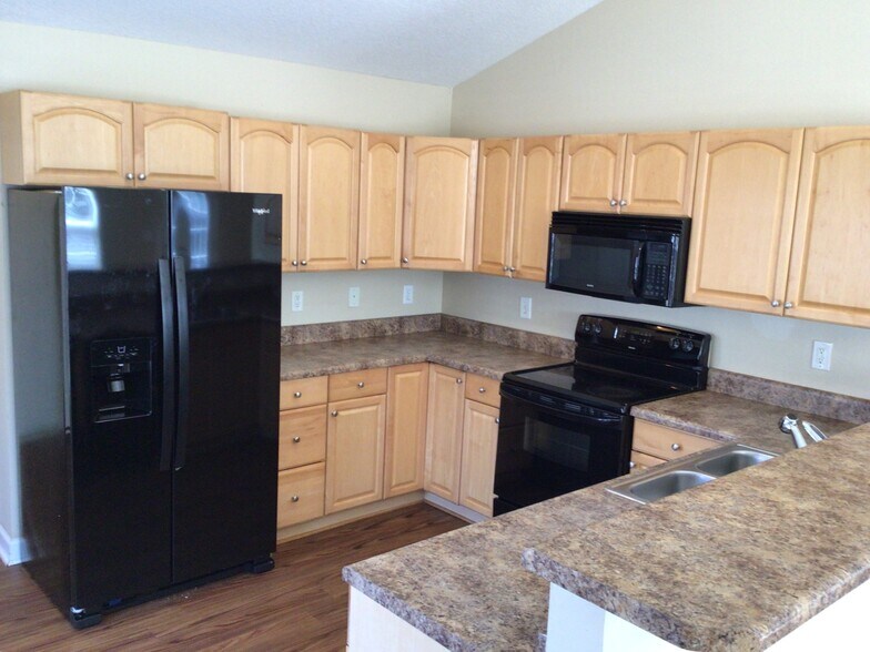 Building Photo - 156 Cotillion Cres