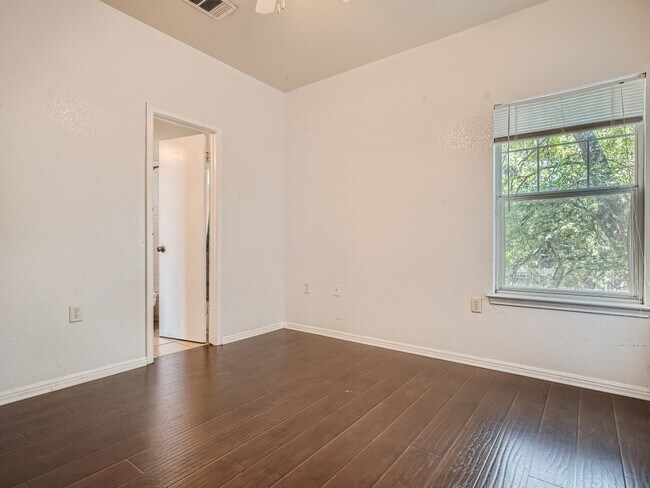 Building Photo - 1200 Perez St
