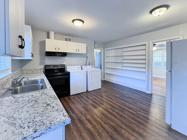 Building Photo - 2054 Emogene St