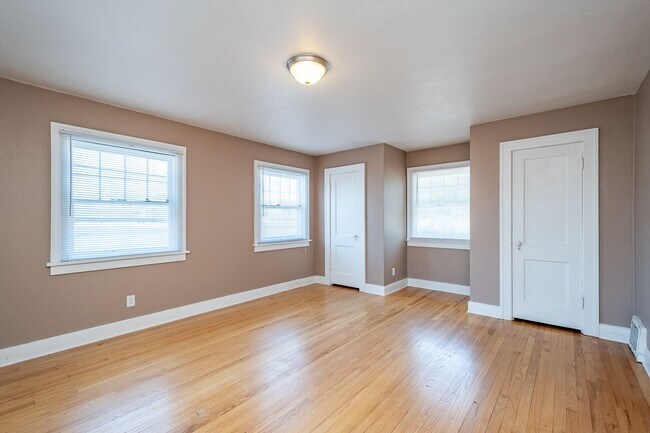 Building Photo - 904 5th St