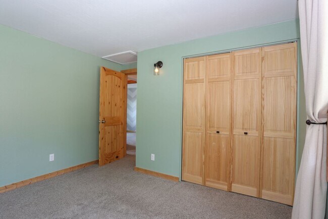 Building Photo - Amazing views! On bus route! 1 Year Lease!