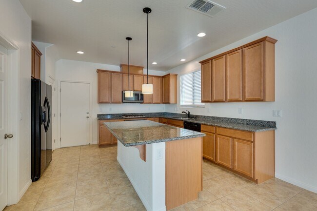Building Photo - Gorgeous one story 4 bedroom 2 Bathroom Ho...